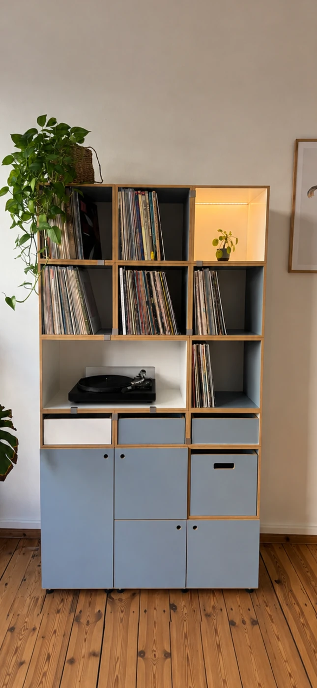 Das echte stocubo-Regal im Berliner Showroom, gefüllt mit Platten, einem Plattenspieler und einem beleuchteten Deko-Fach