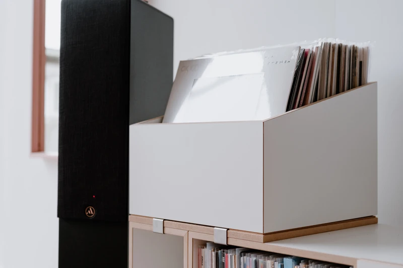 Nahaufnahme von Schallplatten in einem stocubo-Würfel, der auf die LP-Hülle zugeschnitten ist